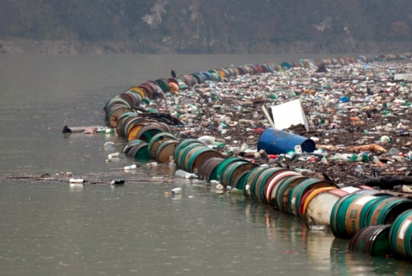 Тонове отпадъци, изхвърляни в лошо регулирани крайречни сметища или директно