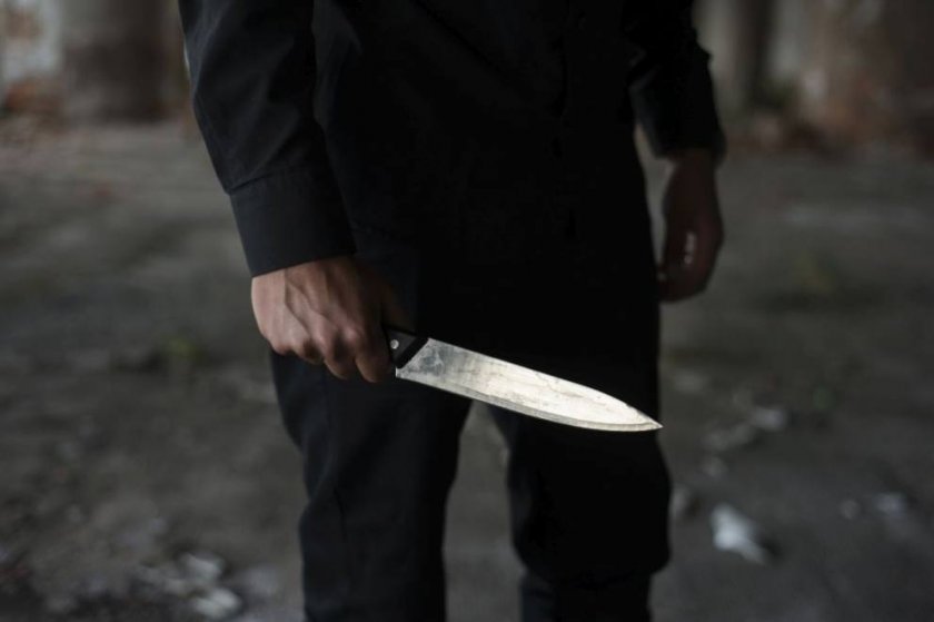 Психично болен мъж тормози цял квартал, излиза със запасани ножове! Хората умират от страх