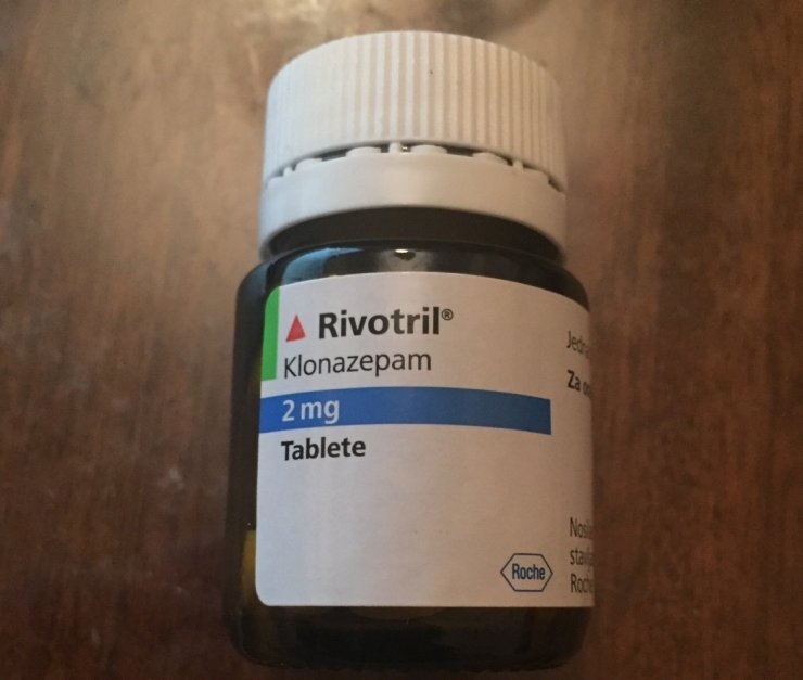 Момиче с епилепсия е задържано за притежание на наркотици. По