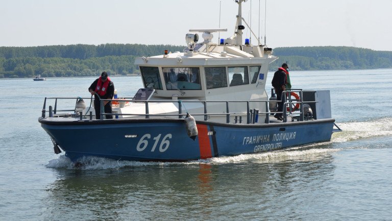 Гранична полиция и рибари издирват 70-годишен моряк, паднал зад борда във