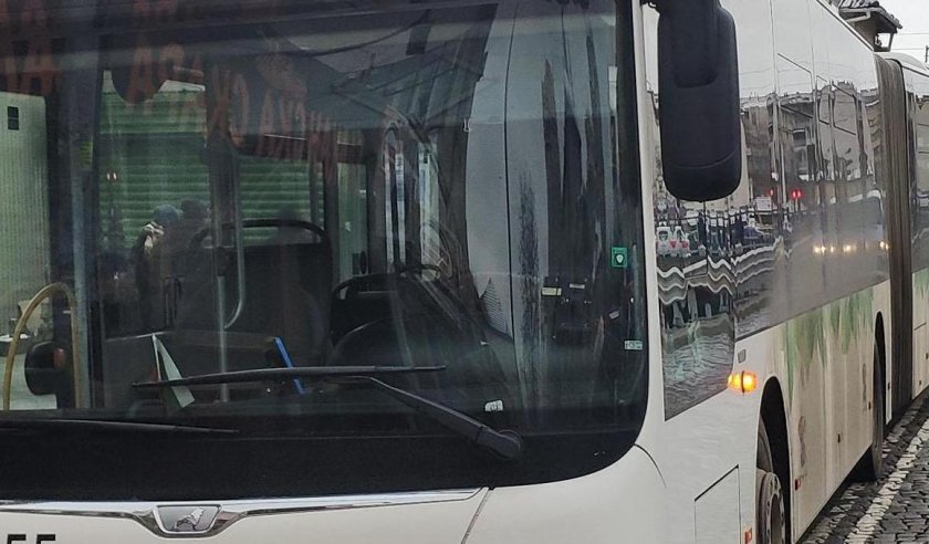 Автобус Фиат Дукато“ при излизане от паркинг, тръгнал неконтролируемо назад
