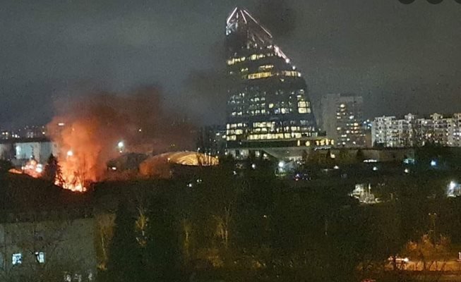 Голям пожар се е разразил в столицата. Инцидентът се е