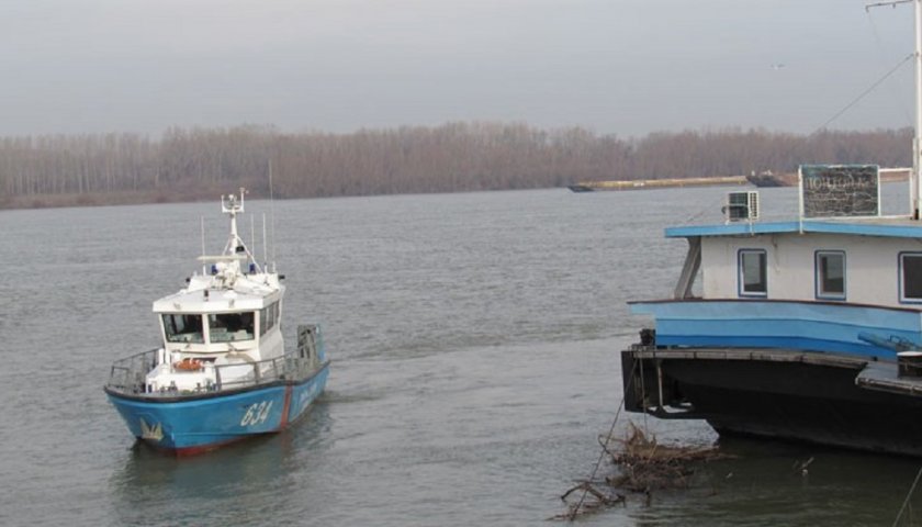 Издирват 70-годишен капитан на кораб, който е паднал в река