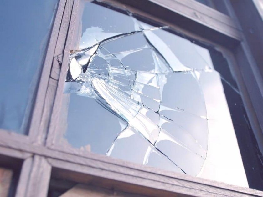 Неизвестни засега лица са изпочупили прозорците на Хюсеин Моллов, директор
