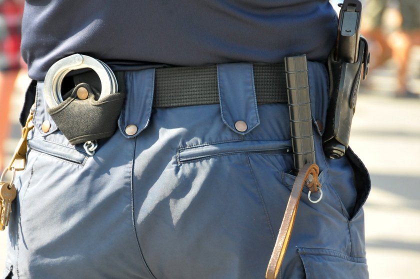 Униформен полицай е задържан снощи в Казанлък. Той е бил с