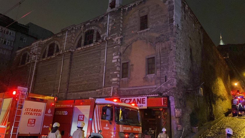 Двама загинали и двама ранени след пожар в Истанбул
