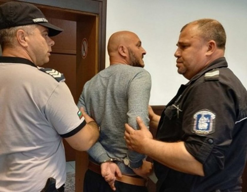 Делото срещу 45-годишния Александър Радев, обвинен, че след пиянски скандал