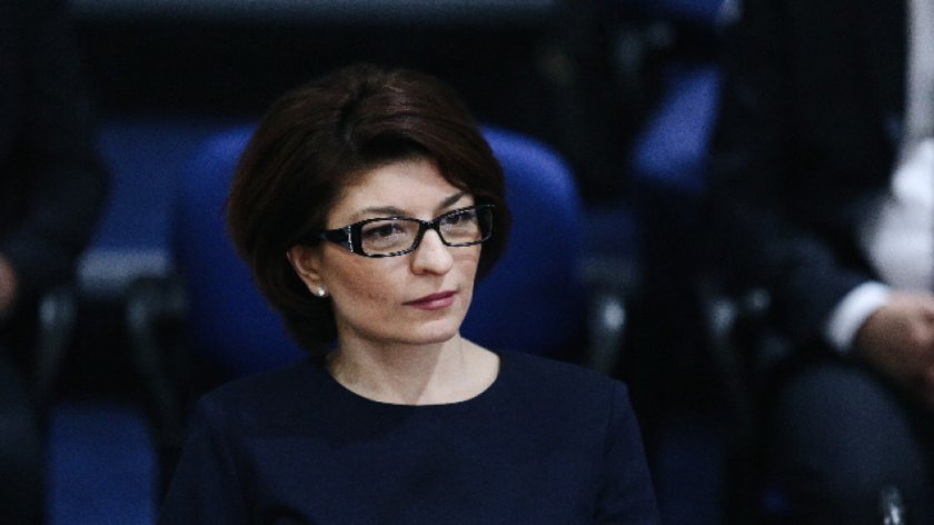 Десислава Атанасова: "Промяната" и ДБ пазят Гешев
