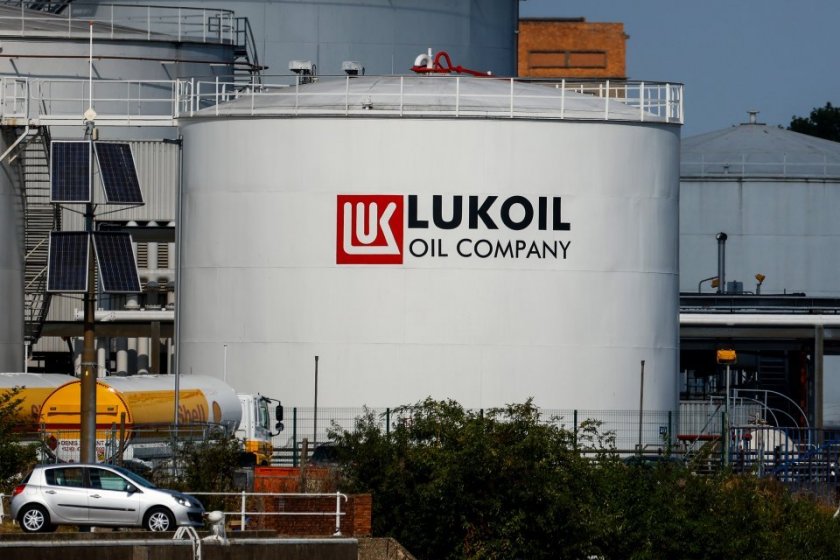 Лукойл отрече твърденията за доставки на горива за Украйна от