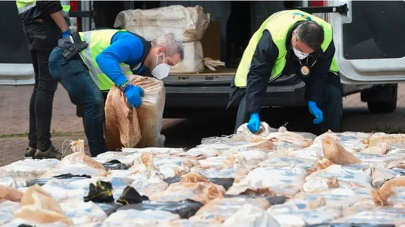 Тонове кокаин в кораб, превозващ добитък по документи, хвана испанската полиция