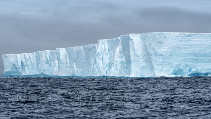 Гигантски айсберг се откъсна от Антарктика (видео)