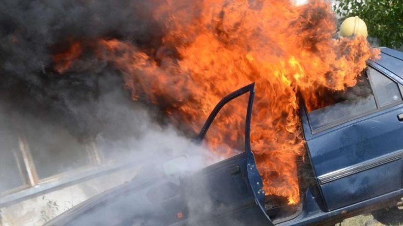 Служебен автомобил изгоря край Варна