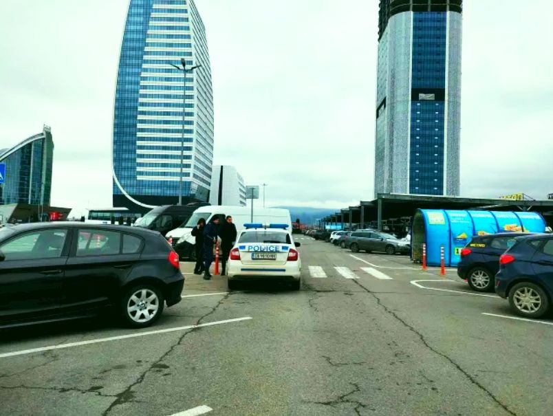 Двама дръпнаха чанта с 30 бона от мъж на паркинг на "Цариградско шосе" в София
