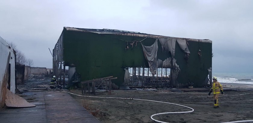 Бивша дискотека, разположена на северния плаж в Бургас, се запали