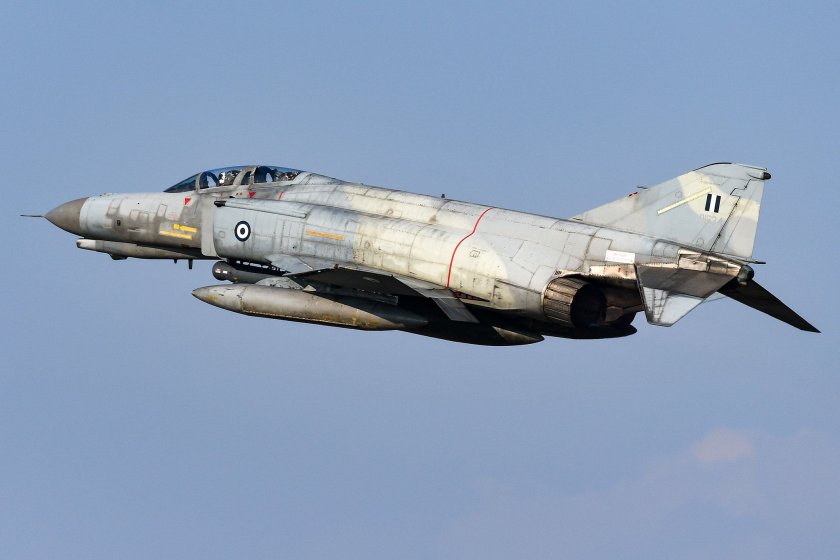 Двуместен изтребител F-4 на гръцките военновъздушни сили се е разбил тази