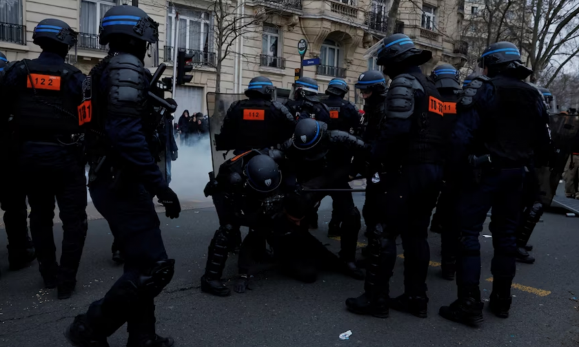 Демокрация: Палки и сълзотворен газ срещу протестиращите във Франция (СНИМКИ)