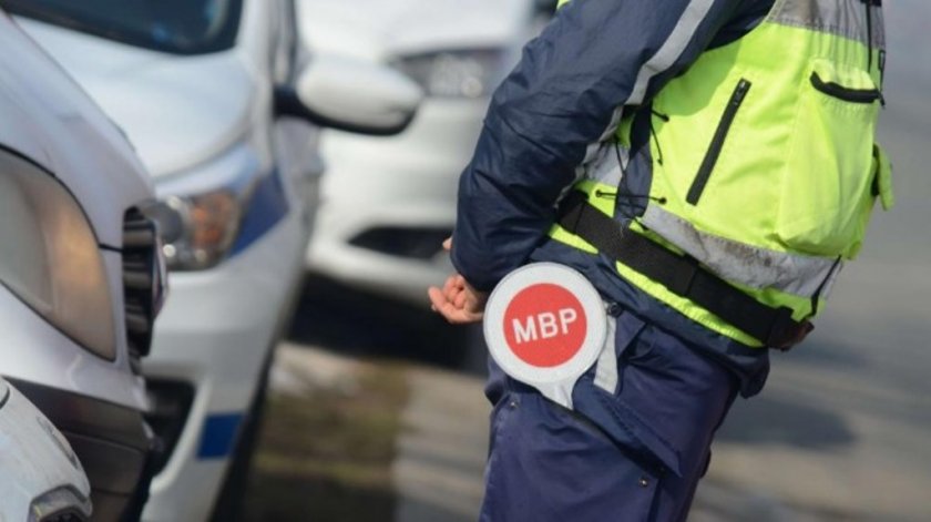 Абсурд: Полицай глоби шофьорка за несъобразяване с маркировка, която липсва на пътя