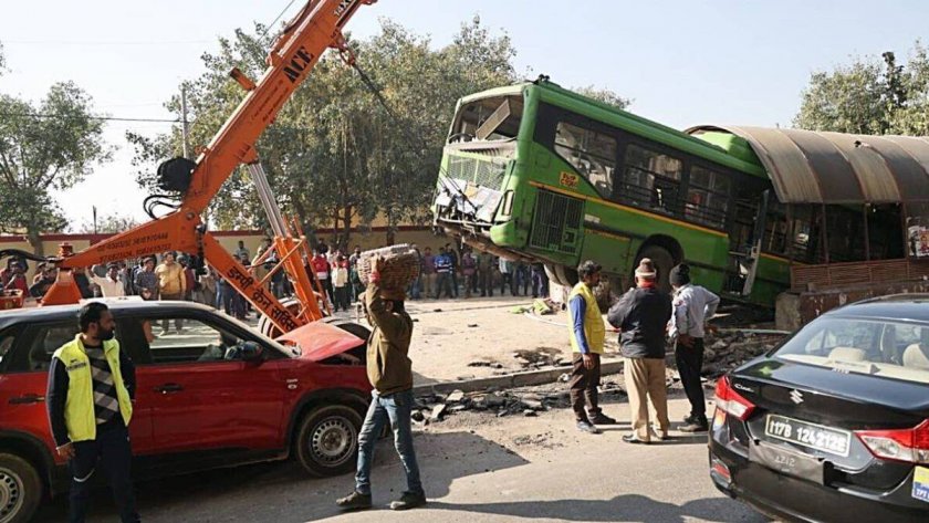 Над 17 загинали при автобусна катастрофа в Пакистан