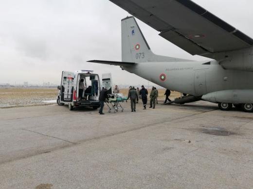 Новороденото, докарано с военен самолет в София, е стабилно 