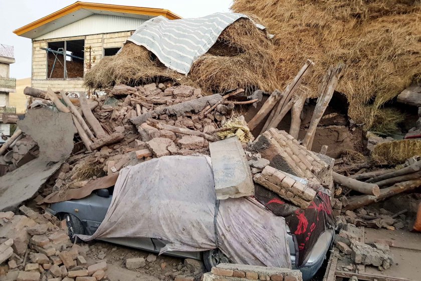 Близо 1000 са загиналите от земетресението в Иран