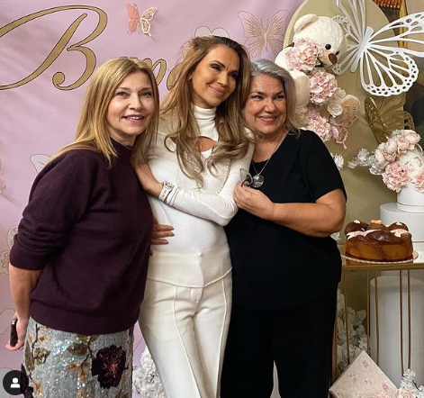 Мис България Ивайла Бакалова събра близките си на погача на