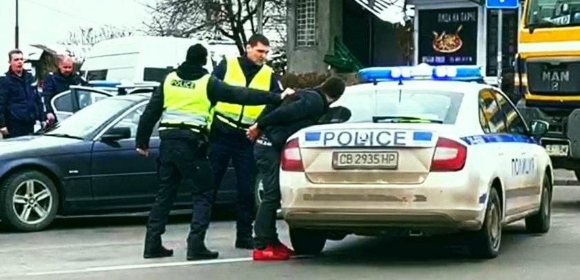 Шофьорът, ударил патрулка в София, се е барикадирал в колата си