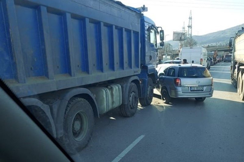 Кола и камион се сблъскаха на "Симеоновско" в София