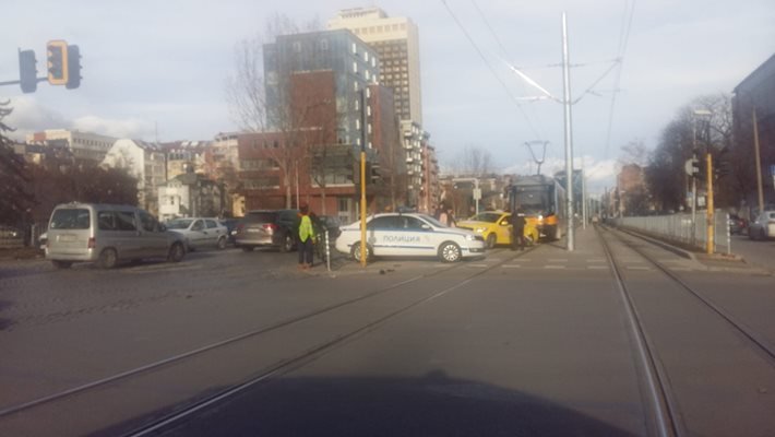 Такси се заби в трамвай пред "Пирогов"