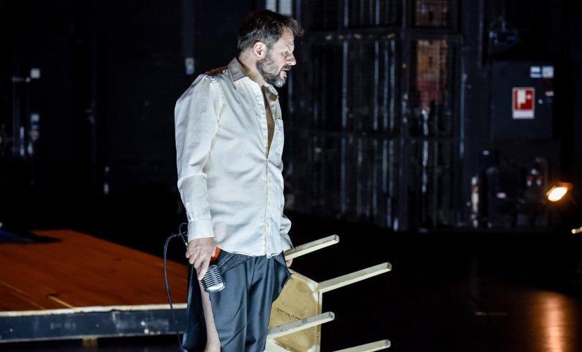 Самуел Финци ще събори декора в Народния театър и това