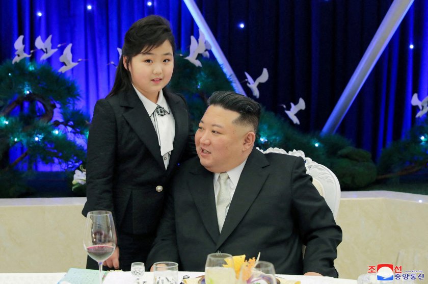 Пхенян пъчи военни мускули посред мизерия 