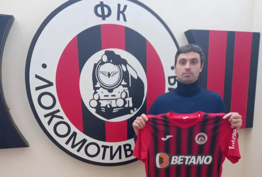 Локомотив София официално представи Мартин Райнов като ново попълнение. Опорният