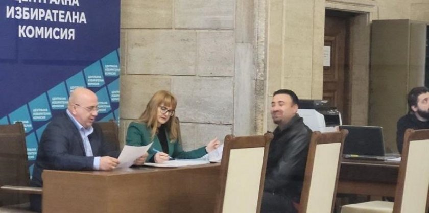 Първи да се регистрират в Централната избирателна комисия (ЦИК) за