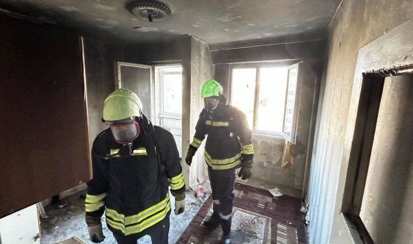 Младеж запали апартамента си на ул.Първи май в Хасково.При пламването
