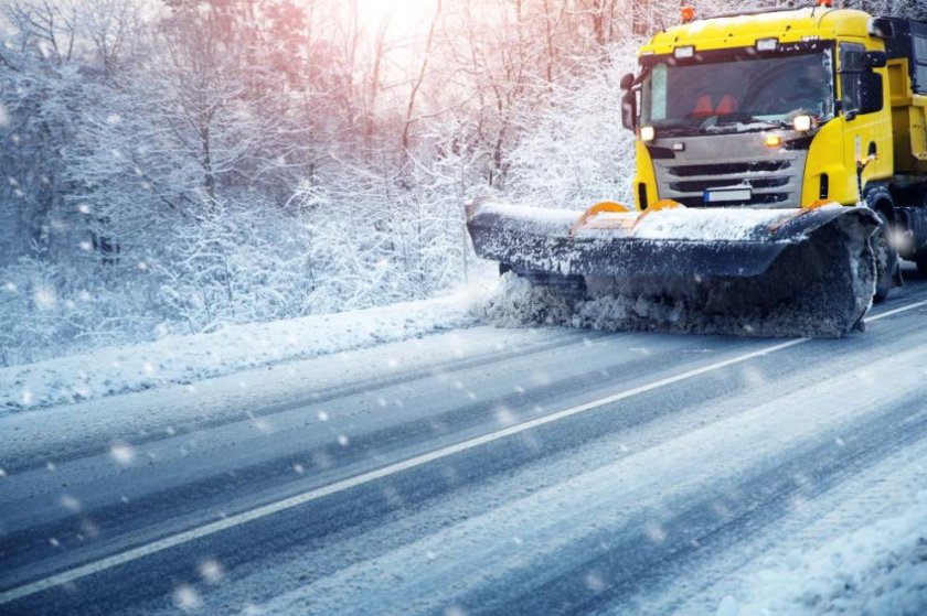 Близо 130 машини почистват пътните настилки в районите със снеговалеж,