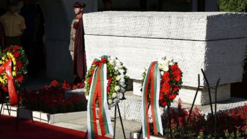 Пендаровски и Ковачевски поднесоха цветя на гроба на Гоце Делчев в Скопие