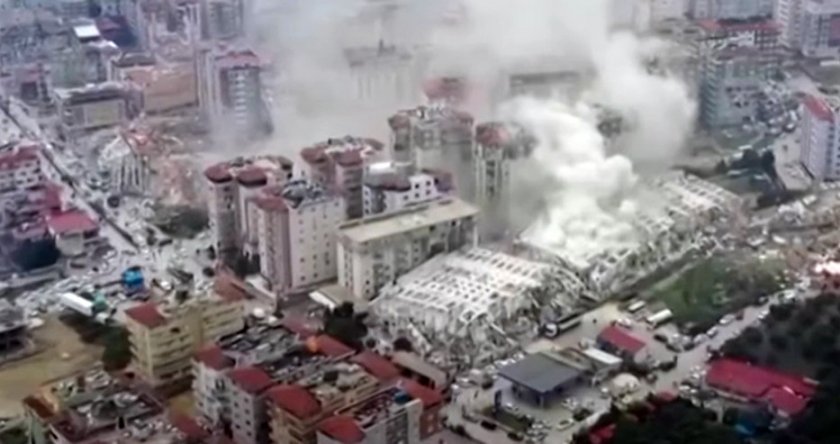 Започват въпросите: В Турция има сринати до основи сгради, а до тях други са непокнати