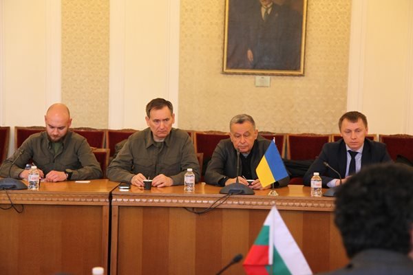 Демократична България и Продължаваме промяната сe срещнаха с украински депутати.