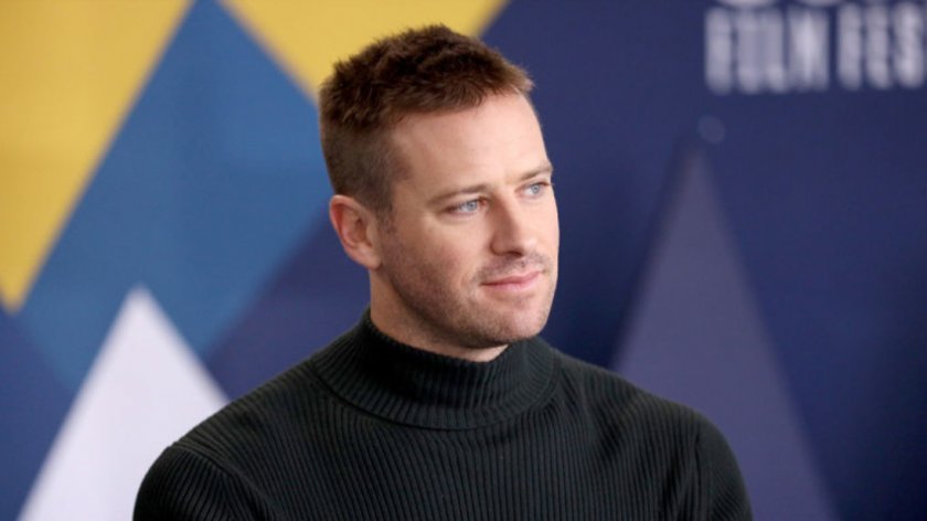 През януари 2021 г. Арми Хамър попада под светлините на