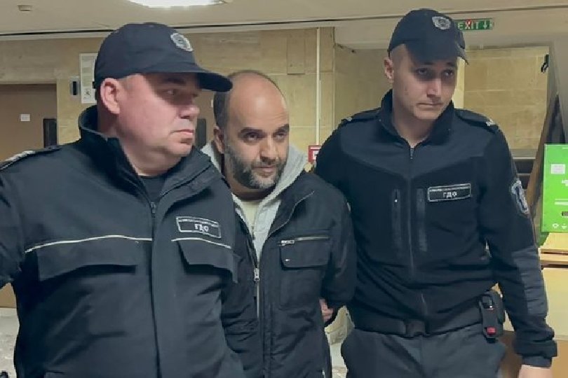 Пуснаха у дома обвинения в изнасилването на 14-годишна учител от Асеновград