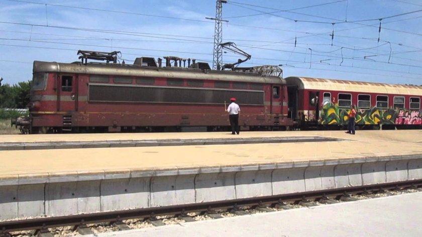 Бързият влак от Бургас за София е аварирал преди Карнобат