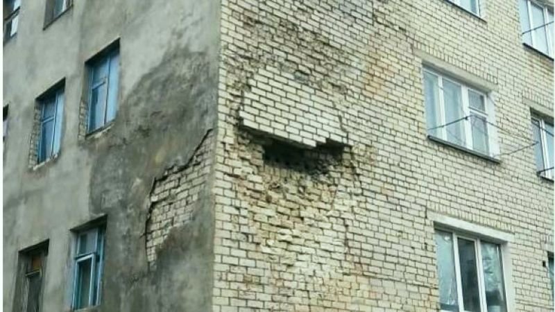 Падна стена на жилищна сграда в Бургас