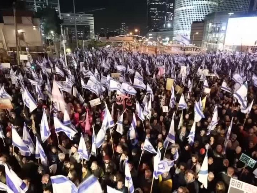 Десетки хиляди израелци излязоха на протест пред сградата на парламента, когато