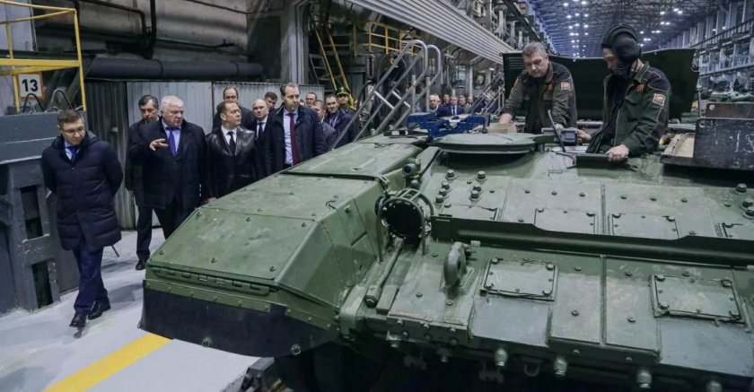 Медведев: Русия трябва да произвежда повече танкове 