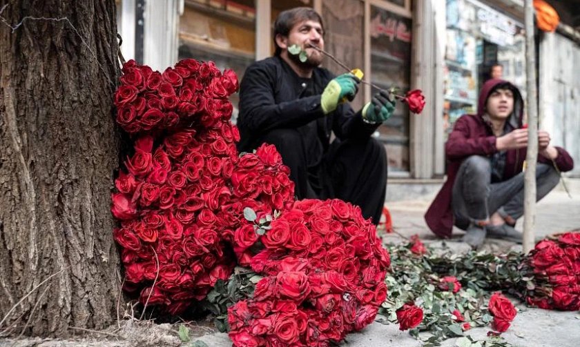 Цветари с увяхващи букети от червени рози и улични търговци