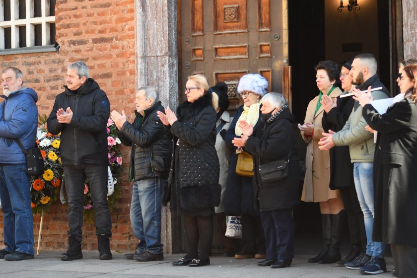 Десетки приятели, колеги и близки си взеха днес последно сбогом
