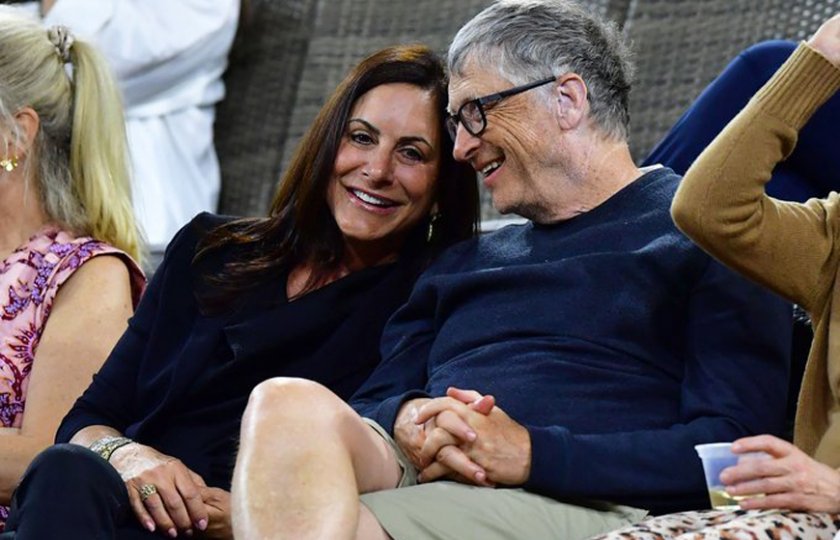 Милиардерът Бил Гейтс има нова приятелка, съобщава Пийпъл.Основателят на Майкрософт