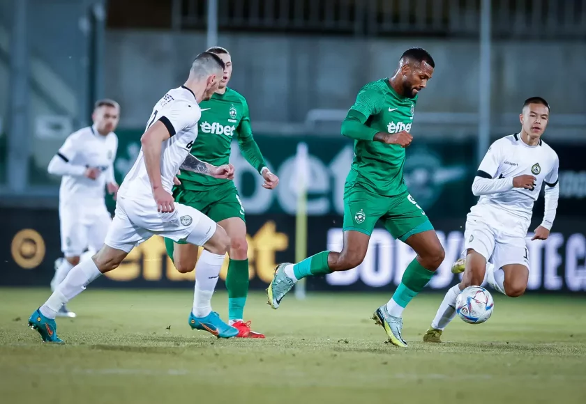 Шампионът Лудогорец победи с 2:1 Славия в мач от 20-ия