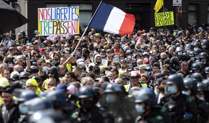 Спор и протести за пенсионната реформа във Франция клатят стола на Макрон