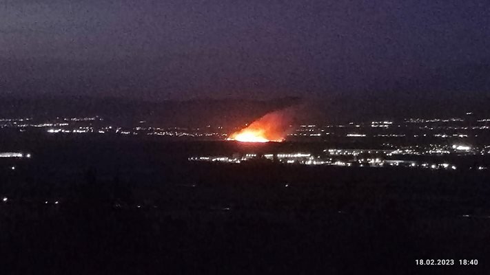 Сухи треви пламнаха между софийските села Долни Богров и Кривина,