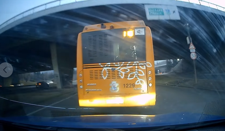 Нагъл шофьор в градския транспорт в София е ударил лека